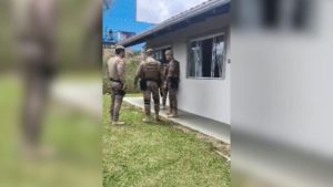 Menina esfaqueada pela irmã chegou a ser socorrida e leavada ao hospital, mas ão resistiu - Crédito: Reprodução/PM