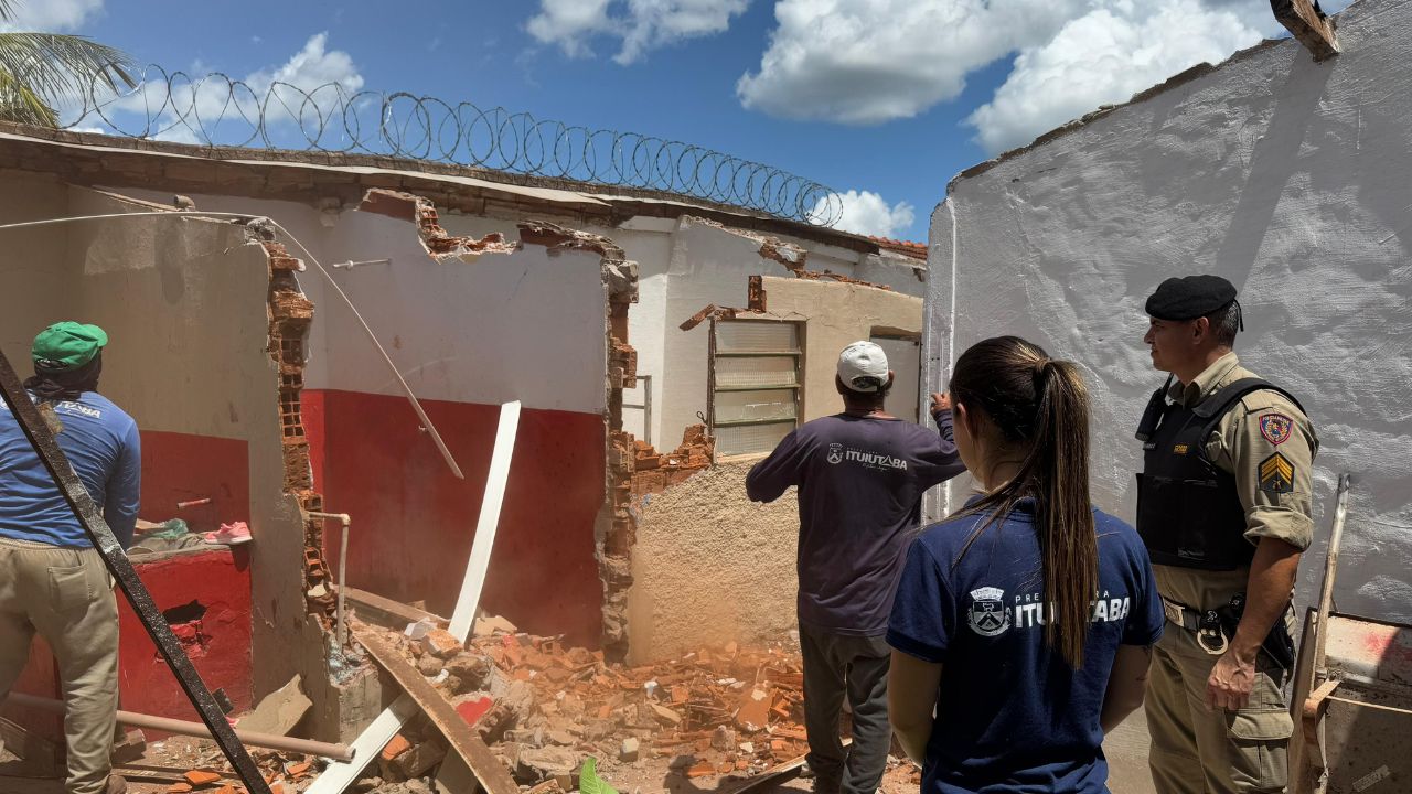 Imóvel que funcionava como hotel clandestino será demolido em Ituiutaba Imóvel que funcionava como hotel clandestino será demolido em Ituiutaba