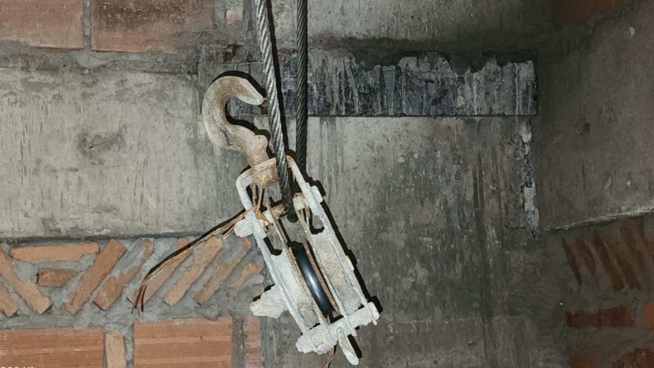Elevador cai em construção de prédio