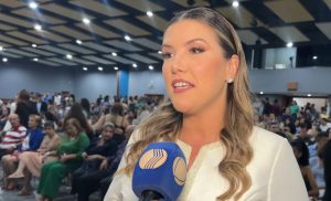 Reeleita, Elisa Araújo toma posse em Uberaba