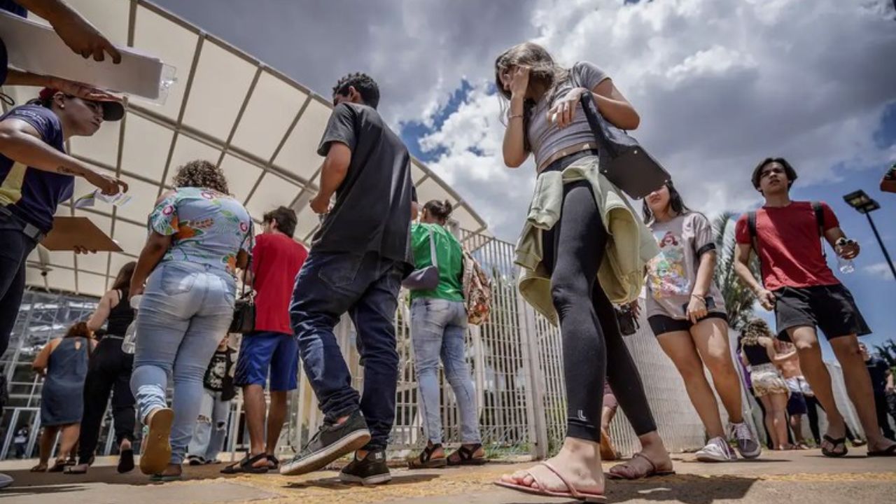 Das 12 notas máximas da redação do ENEM 2024, oito são de mulheres Das 12 notas máximas da redação do ENEM 2024, oito são de mulheres