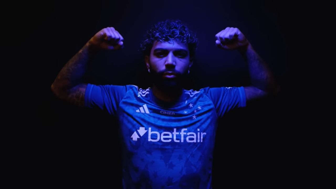 Gabigol com a camisa do Cruzeiro