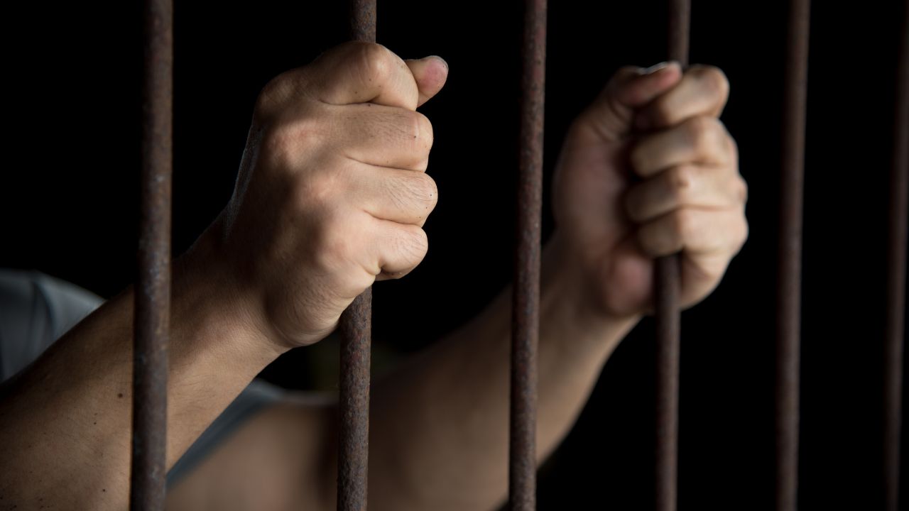 Homem é preso suspeito de estuprar enteada de 15 anos em Uberlândia Homem é preso suspeito de estuprar enteada de 15 anos em Uberlândia