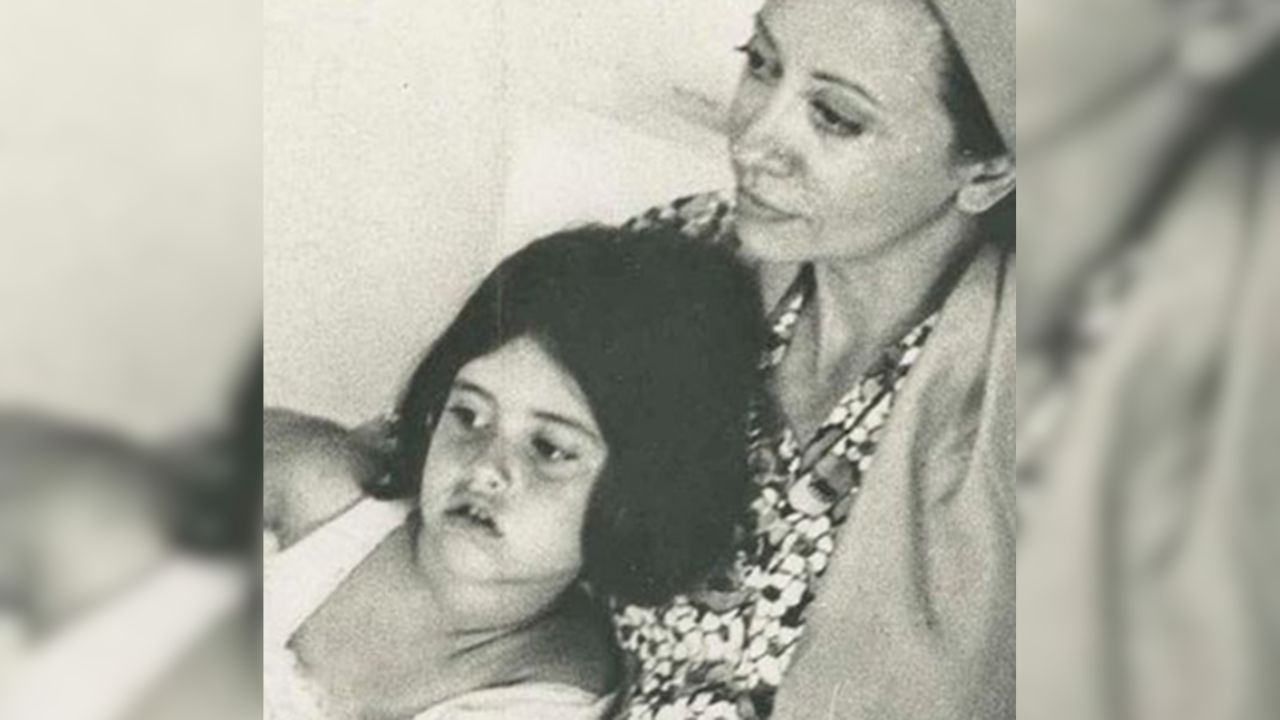 fernanda-montenegro-infancia Fernanda Torres ainda criança ao lado de sua mãe, Fernanda Montenegro - Crédito: Reprodução/ Redes sociais