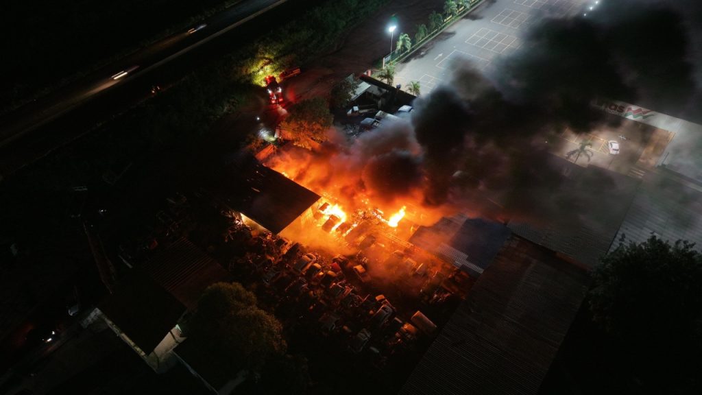 Ainda não se sabe o que causou o incêndio. - Crédito: Reprodução Corpo de Bombeiros
