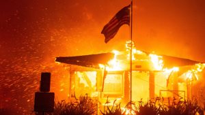 Los Angeles declara estado de emergência devido a incêndios fora do controle.