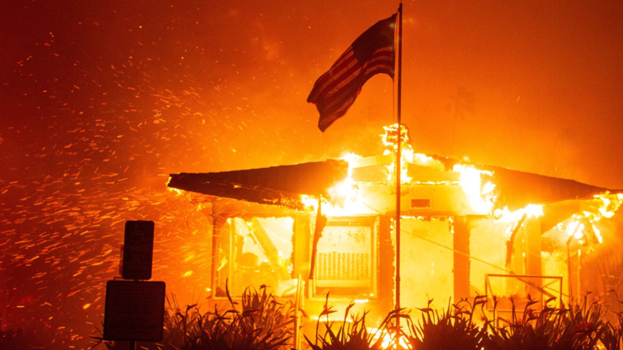 Los Angeles declara estado de emergência devido a incêndios fora do controle.