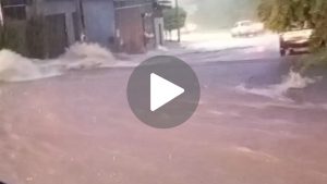 Chuva inunda ruas, causa interdição na BR-365 e interrompe energia em Ituiutaba