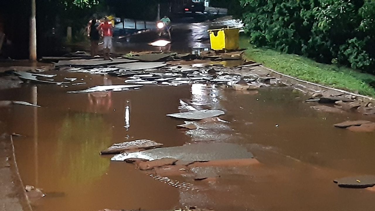 Chuva inunda ruas, derruba árvores e interrompe energia em Ituiutaba Chuva inunda ruas, derruba árvores e interrompe energia em Ituiutaba