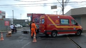Moto bate em ônibus