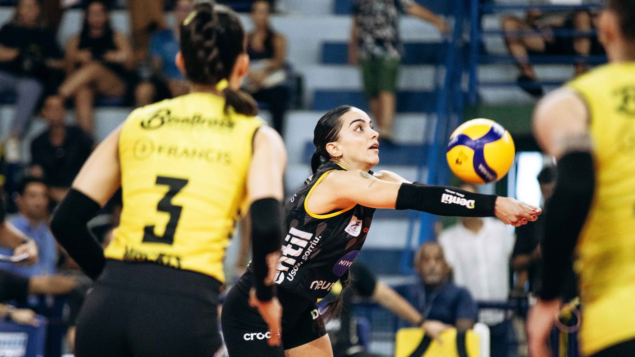 Praia Clube bate Maringá e segue na liderança da Superliga Feminina Praia Clube bate Maringá e segue na liderança da Superliga Feminina