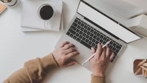 Caixas e atendentes, designers gráficos e operadores de Telemarketing estão entre as profissões que correm risco de desaparecer - Crédito: Freepik
