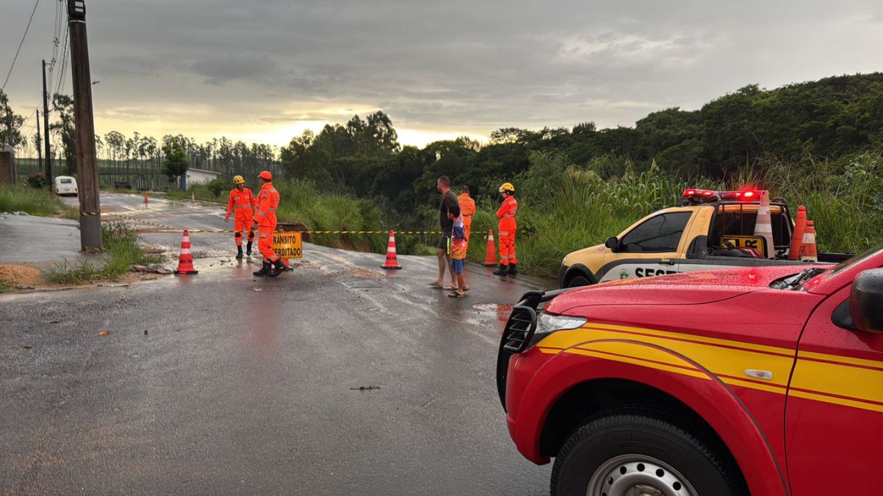 Parte do asfalto da rua Egito, no bairro Nações, cedeu em Patrocínio Parte do asfalto da rua Egito, no bairro Nações, cedeu em Patrocínio