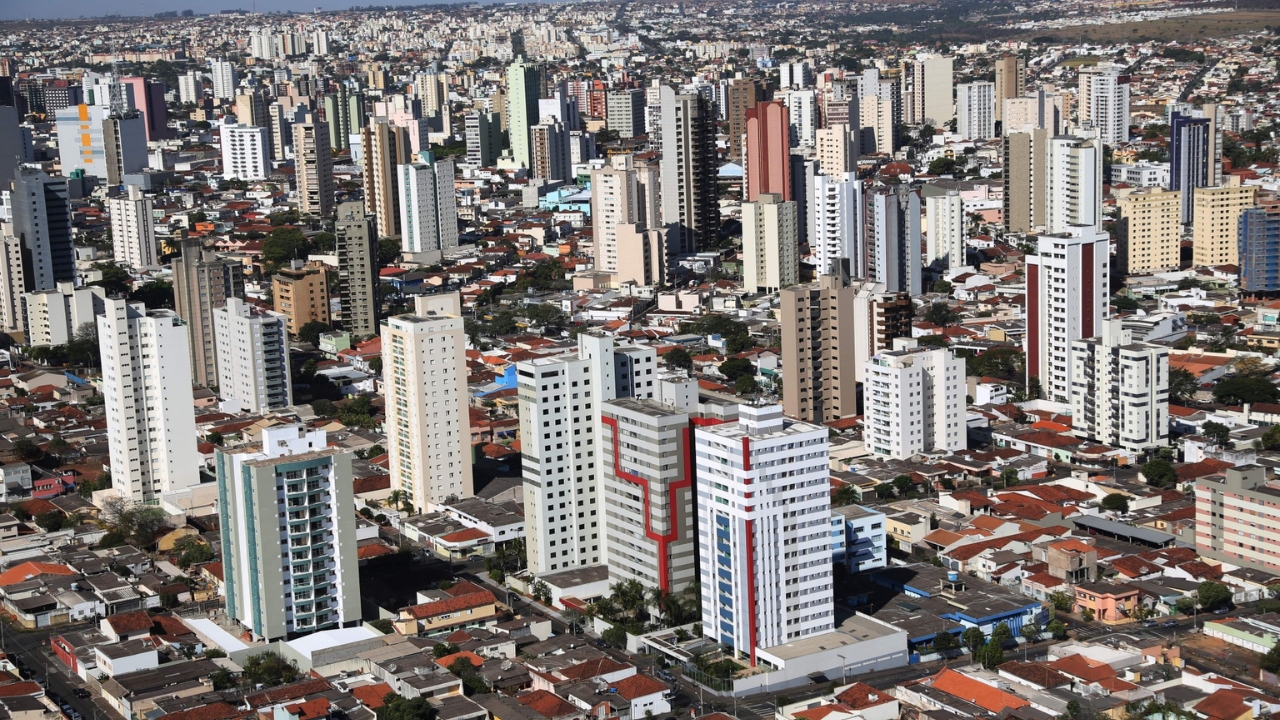 Foto aérea da cidade, com prédios e casas // Prefeitura de Uberlândia informou que atrasos farão perder desconto no IPTU 2025 Foto aérea da cidade, com prédios e casas // Prefeitura de Uberlândia informou que atrasos farão perder desconto no IPTU 2025