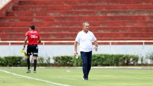 Uberlândia anuncia saída do técnico Paulo Roberto Santos