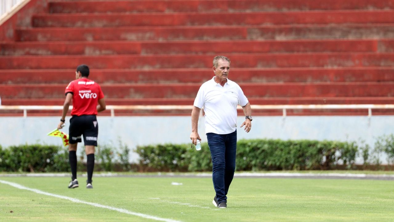 Uberlândia anuncia saída do técnico Paulo Roberto Santos Uberlândia anuncia saída do técnico Paulo Roberto Santos