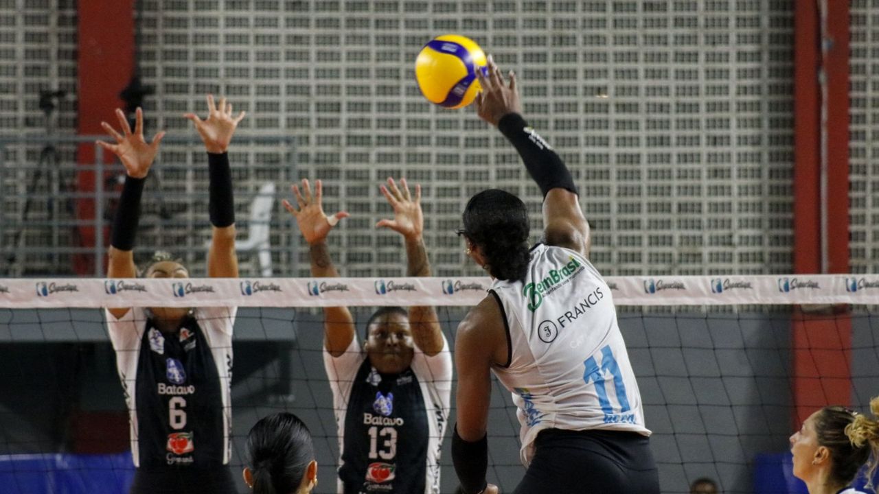Praia Clube vence Mackenzie e se mantém na liderança da Superliga Feminina Praia Clube vence Mackenzie e se mantém na liderança da Superliga Feminina