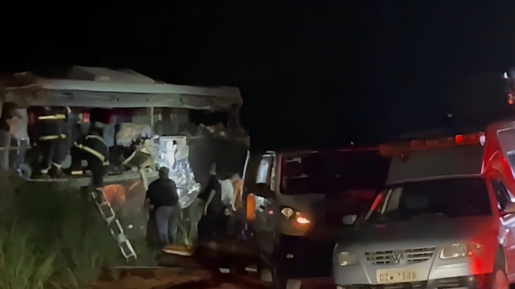 Motorista de carreta é preso após acidente que matou 12 universitários - Crédito: reprodução/Record Acidente