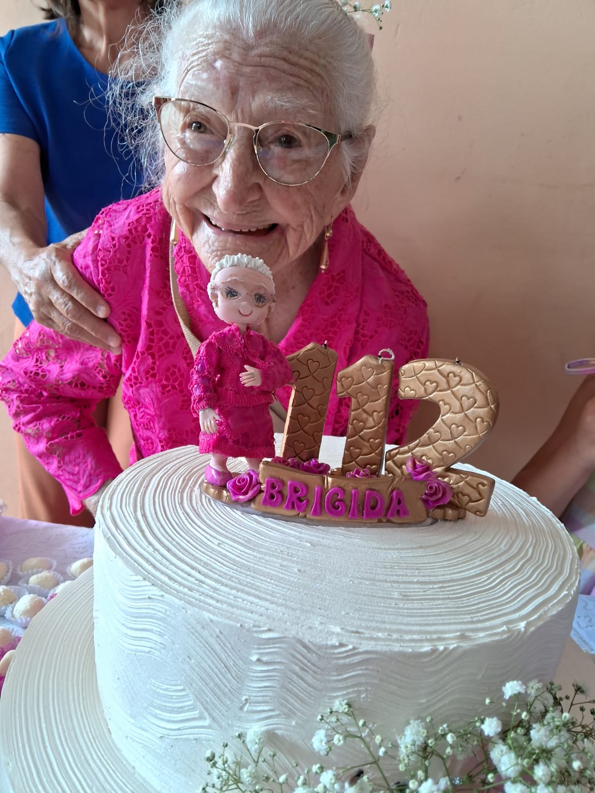 Dona Brígida completa 112 anos com bolo personalizado