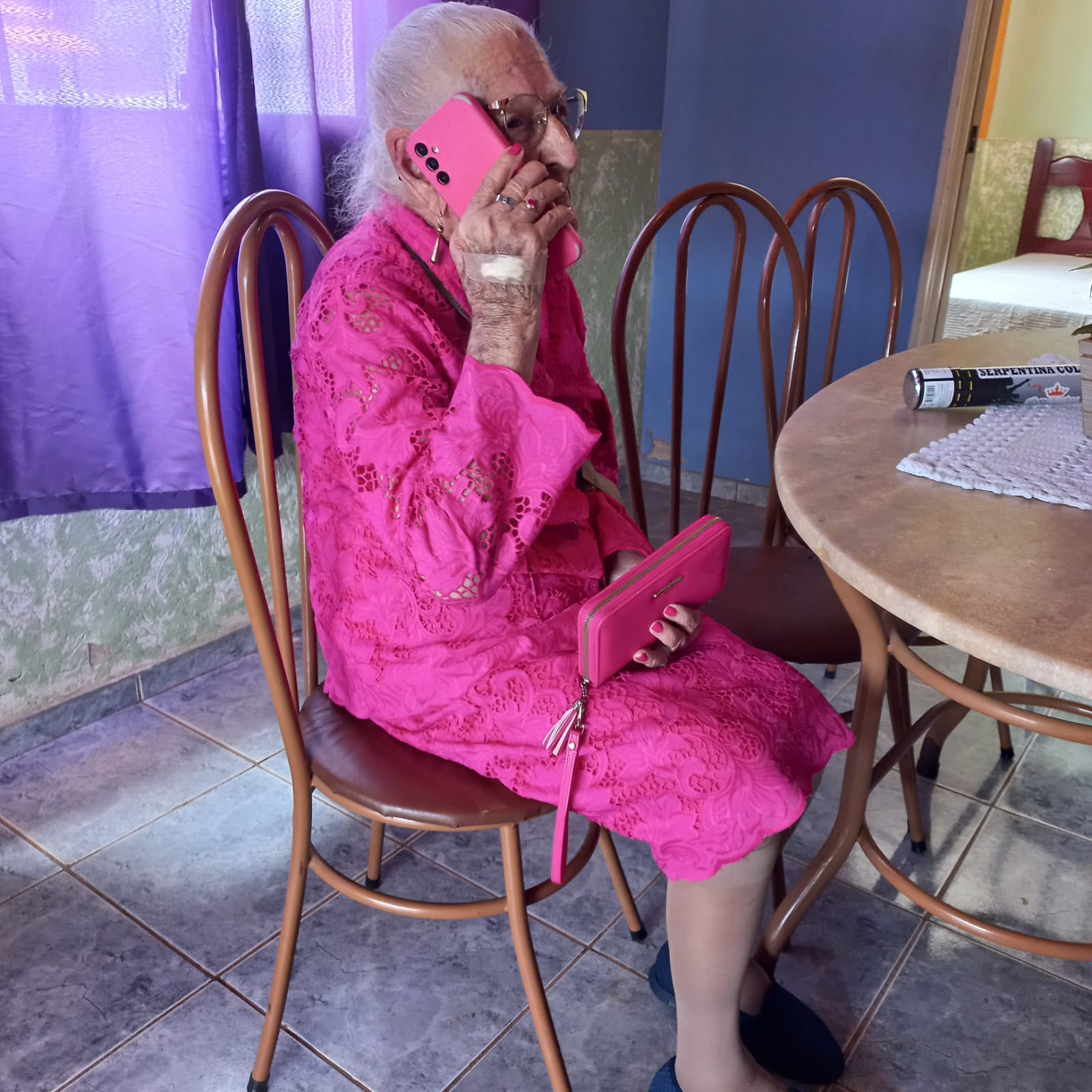 Dona Brígida vestiu-se toda de rosa para comemorar os 112 anos