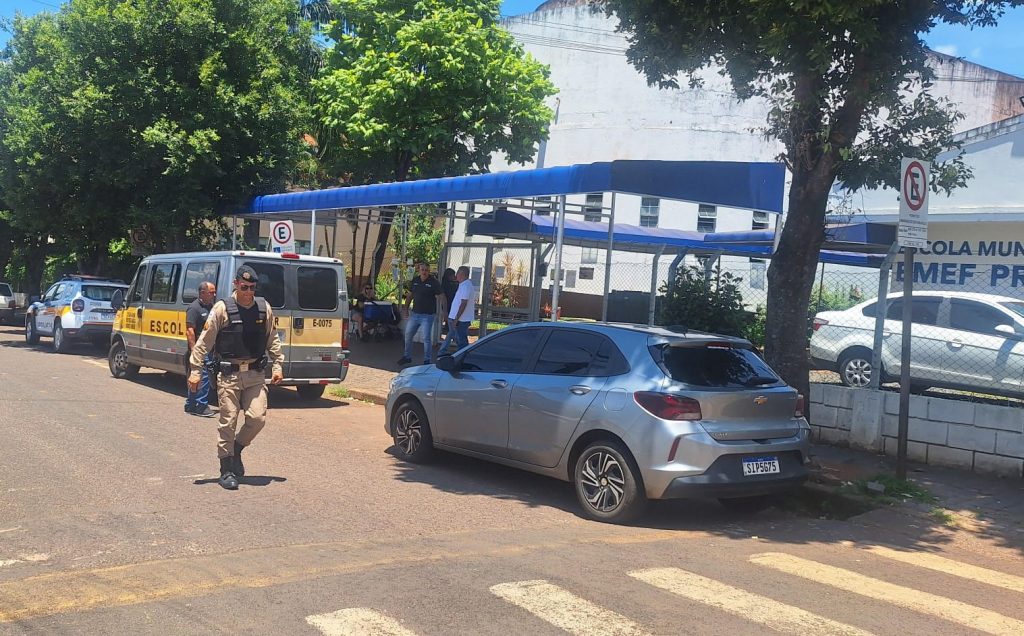 O homem atirou no motorista de van escolar, mas não conseguiu atingi-lo