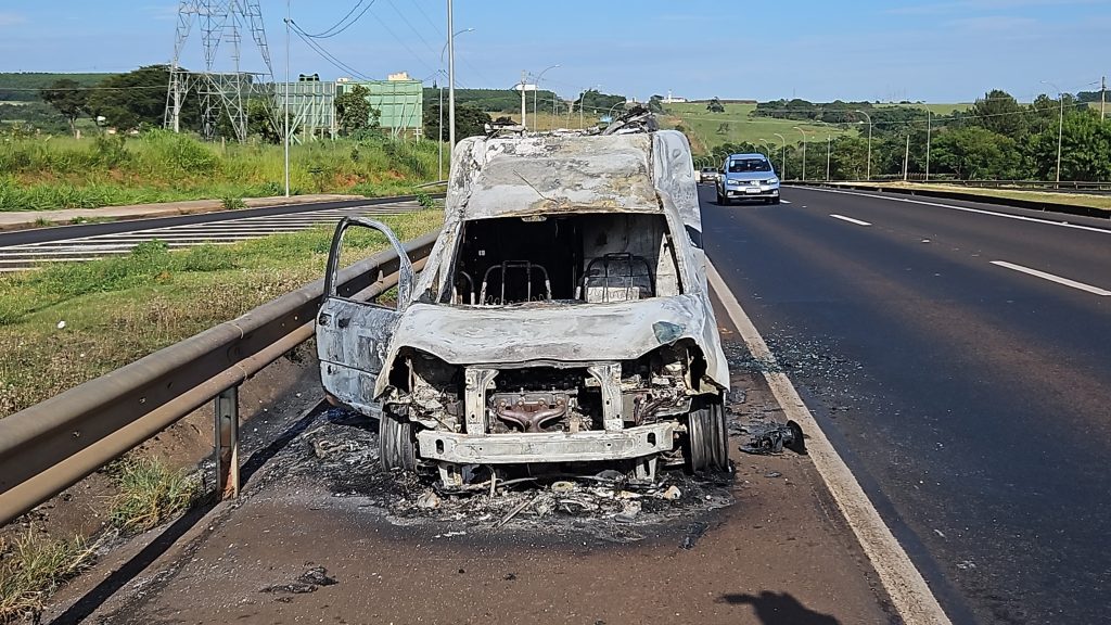 A ambulância ficou completamente destruída