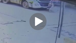 Vídeo mostra momento em que idosa é atropelada por carreta em Uberlândia