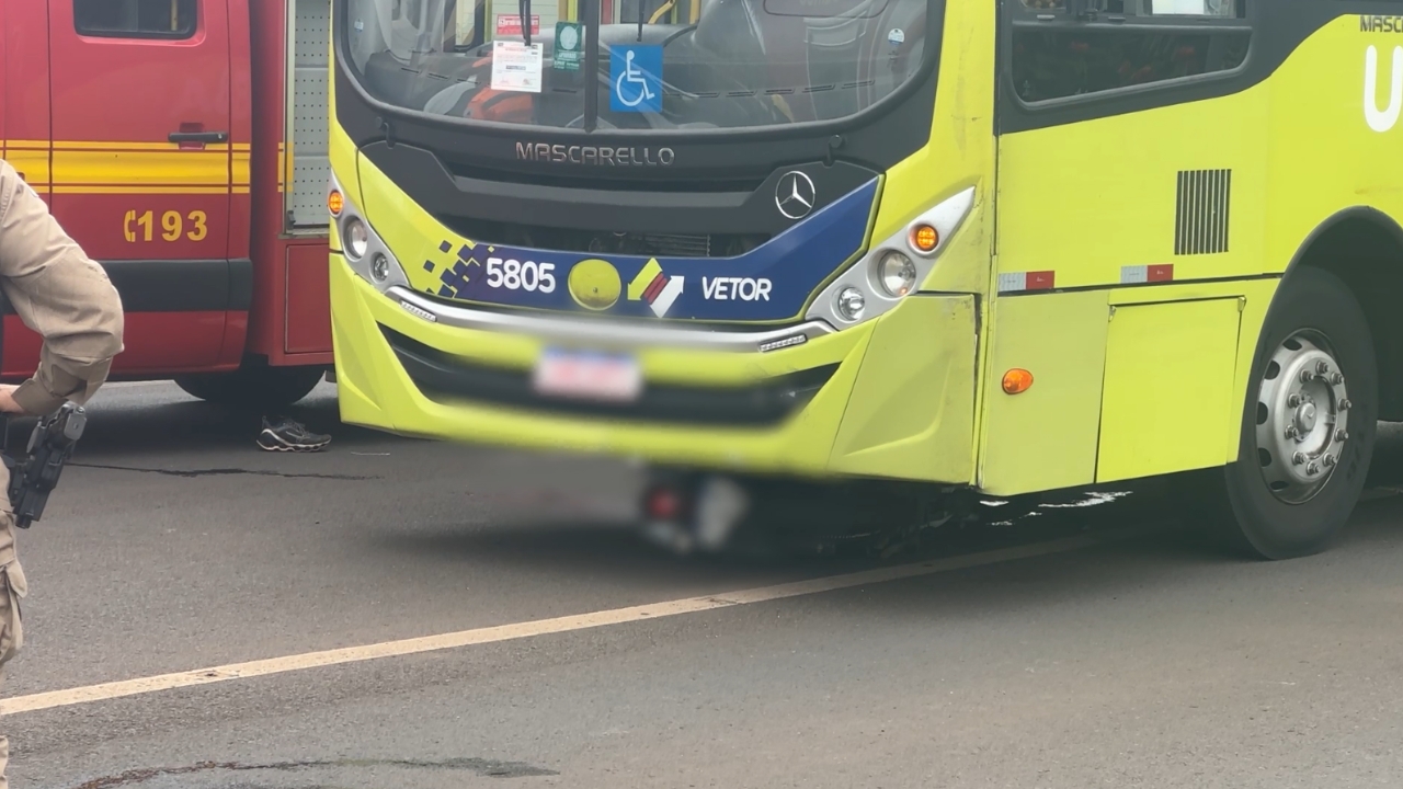 Motociclista morre após batida com ônibus em Uberaba Motociclista morre após batida com ônibus em Uberaba
