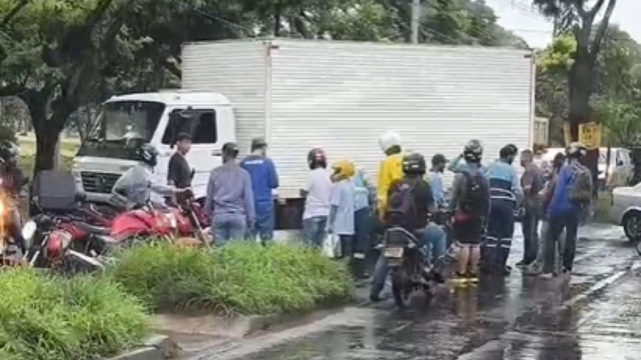 Motociclista morre em batida com caminhão, no bairro Distrito Industrial, em Uberlândia