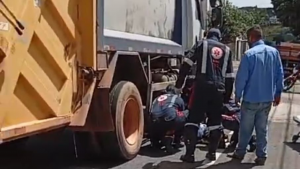 Jovem sendo socorrido após ser atropelado pelo caminhão de lixo de Patrocínio