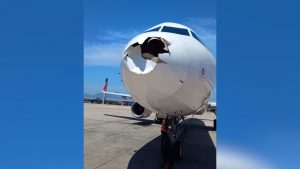 Bico de avião da Latam fica destruído após impacto com pássaro