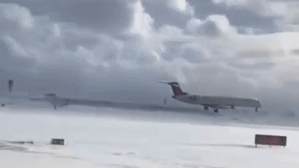 avião tomba em aeroporto