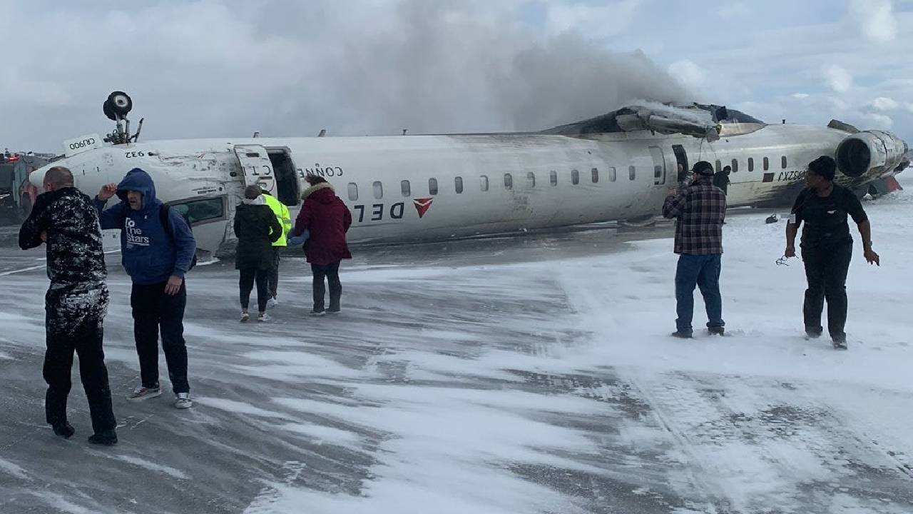 avião capota em aeroporto