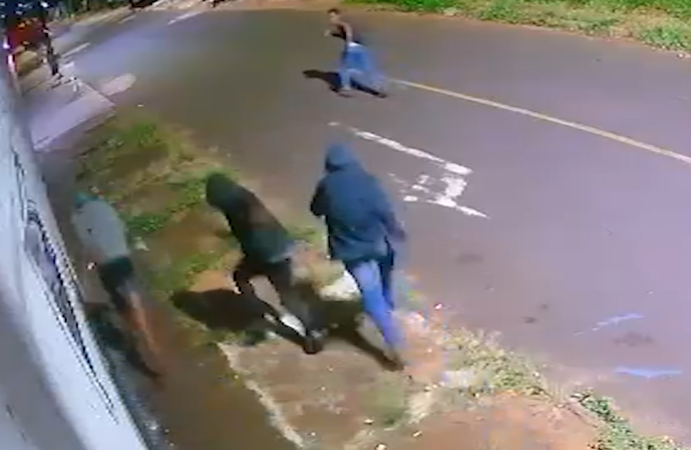 Quatro criminosos fugindo pela avenida