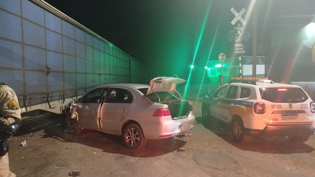 Carro bate em locomotiva e ocupantes fogem antes da chegada da polícia