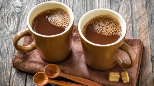 Café pode ajudar no envelhecimento saudável para mulheres com mais de 50 anos