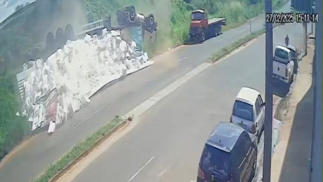 Caminhão capota em barranco e motorista morre preso às ferragens em Uberaba Caminhão capota em barranco e motorista morre preso às ferragens em Uberaba