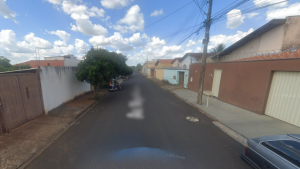 O homem foi cantado pelo suspeito no meio da rua, em Uberaba