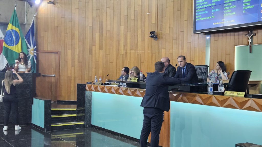 Na sessão plenária, vereadores formaram um blocão em apoio ao governo e seis parlamentares ficaram avulsos; a estratégia faz parte da distribuição das vagas nas comissões. Câmara Municipal define comissões parlamentares