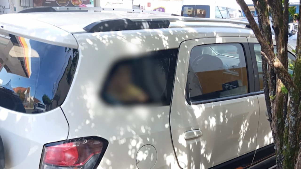 Motorista de transporte escolar é preso após deixar criança de três anos sozinha em carro Motorista de transporte escolar é preso após deixar criança de três anos sozinha em carro