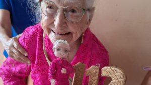 Ao som da gaita e com bolo personalizado, dona Brígida completa 112 anos