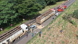 Engavetamento de duas carretas e um carro
