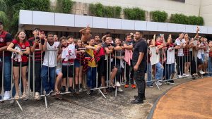 Com apoio dos torcedores, o Flamengo chegou a Uberlândia nesta terça-feira (4)