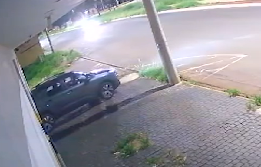 A gangue da marcha à ré tentou invadir uma loja de baterias
