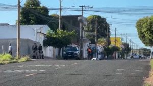 O local onde o homem foi assassinado a tiros está interditado