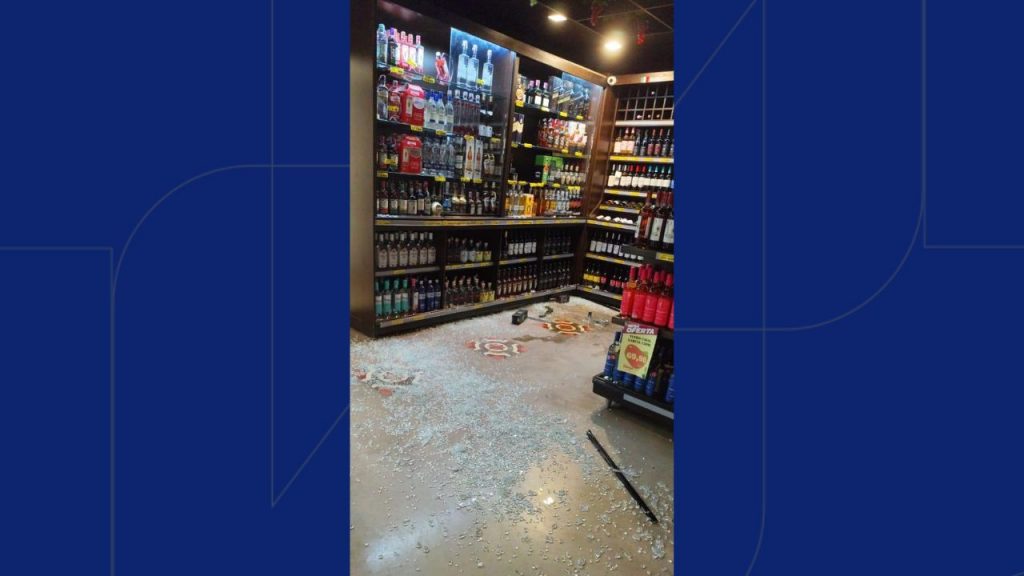 O supermercado invadido fica no bairro Santa Mônica