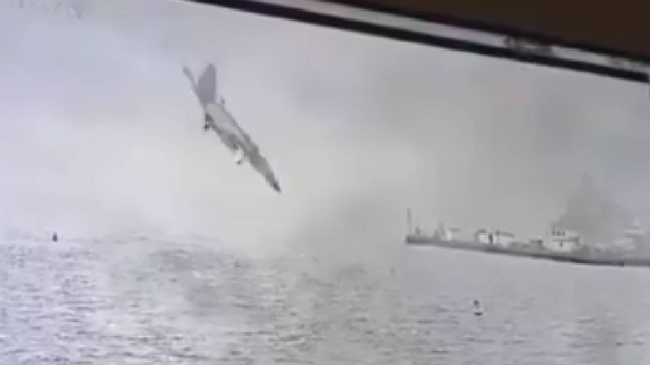 jato da Marinha dos EUA cai no mar