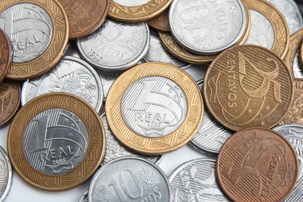 Mesmo em tempos de crise, investir é fundamental para garantir segurança financeira - Crédito: Freepik Dinheiro
