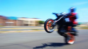 Jovem cai após empinar moto em Patrocínio e vai para UTI em Patrocínio