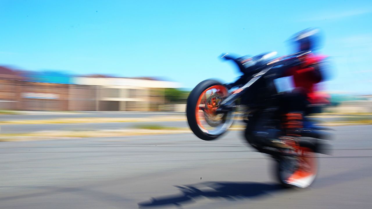 Jovem cai após empinar moto em Patrocínio e vai para UTI em Patrocínio